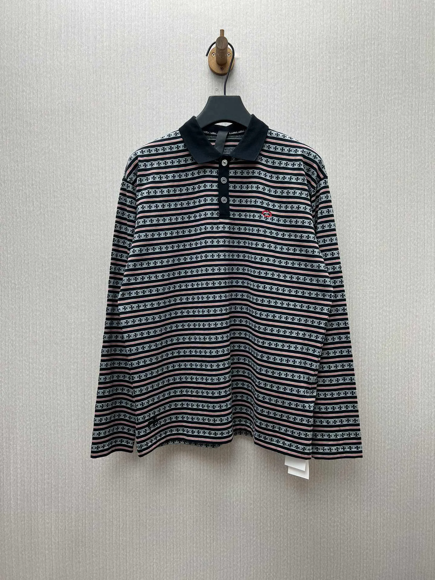 🅿️430 Croix Heart 25 Ss striped POLO long sleeves. Minimum order of 1,000 meters for yarn-dyed fabric. Expensive. The embroidery uses imported Tajima embroidery machine. The collar leather tag is made of imported lambskin. The hardware is made of real antique silver. The cost is extremely expensive. Size: S.M.L